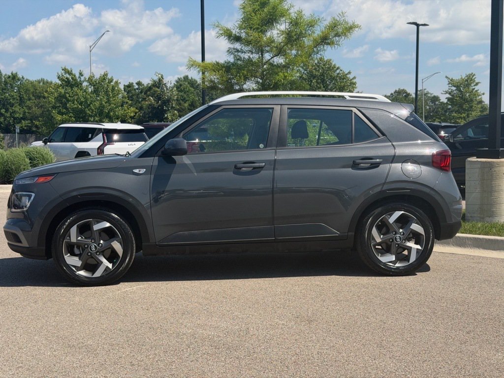 Used 2023 Hyundai Venue SEL FWD image 3