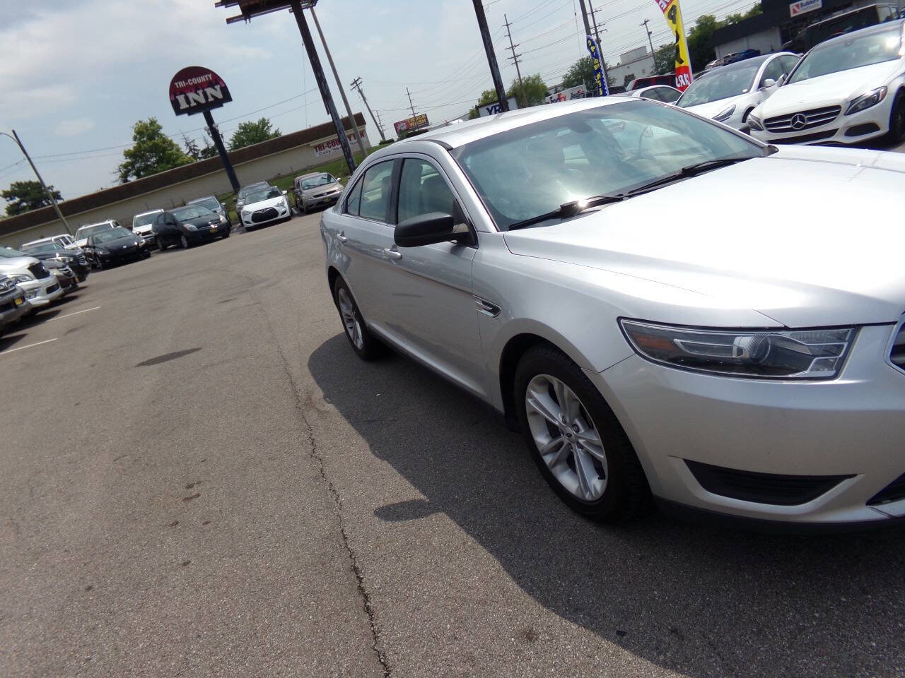 Used 2016 Ford Taurus SE image 40