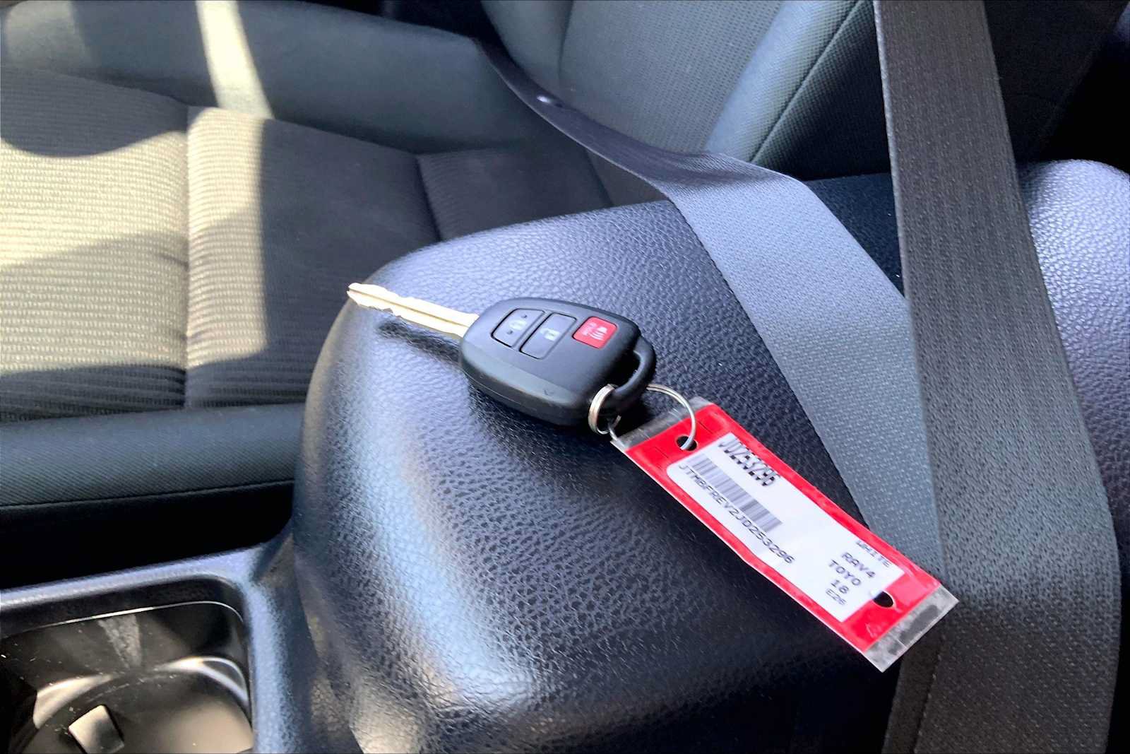 Used 2018 Toyota RAV4 LE AWD/4WD image 14
