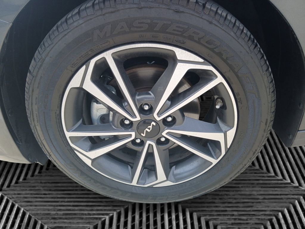 Used 2024 Kia Forte LXS FWD image 5