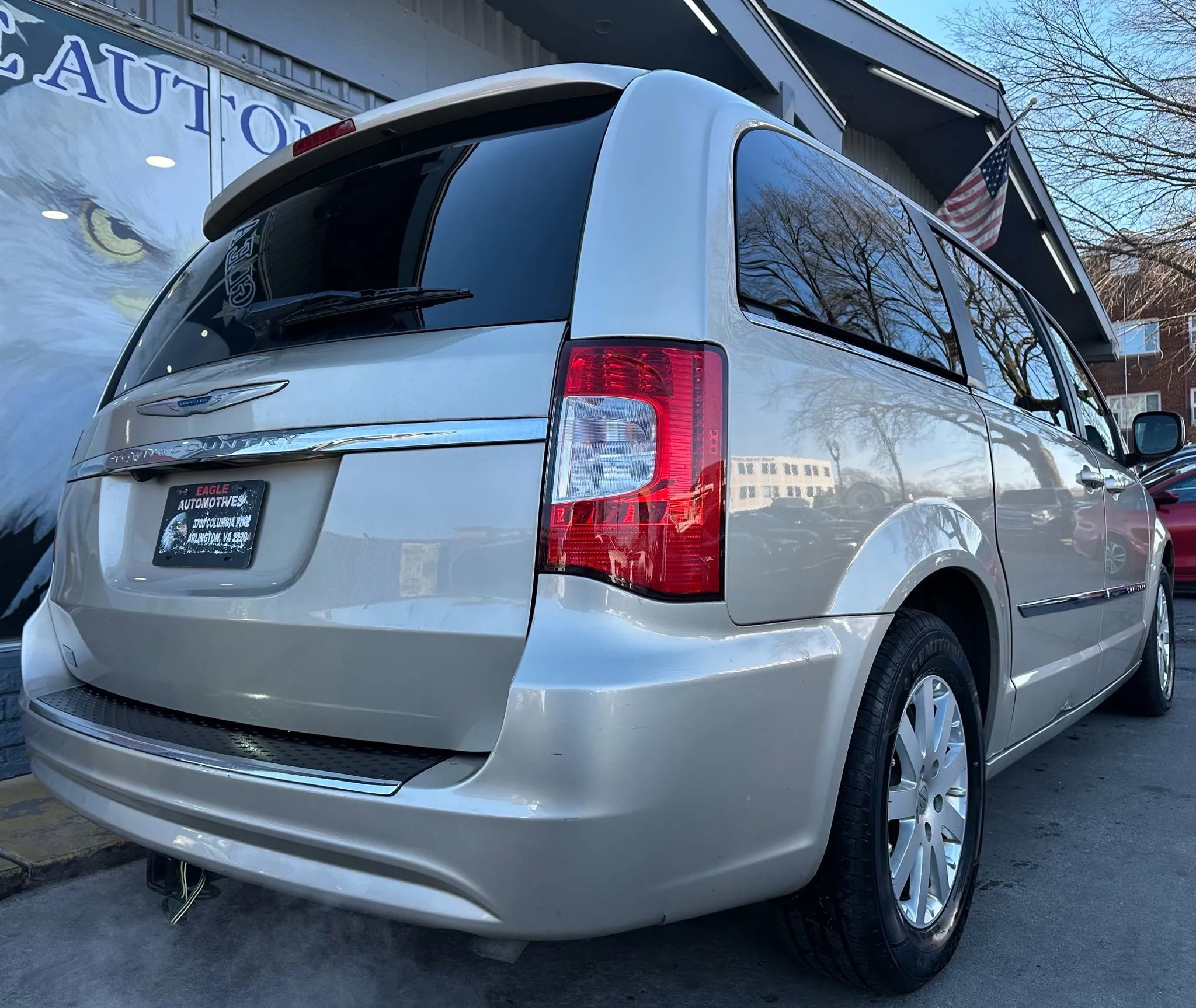 Used 2016 Chrysler Town & Country Touring FWD image 3