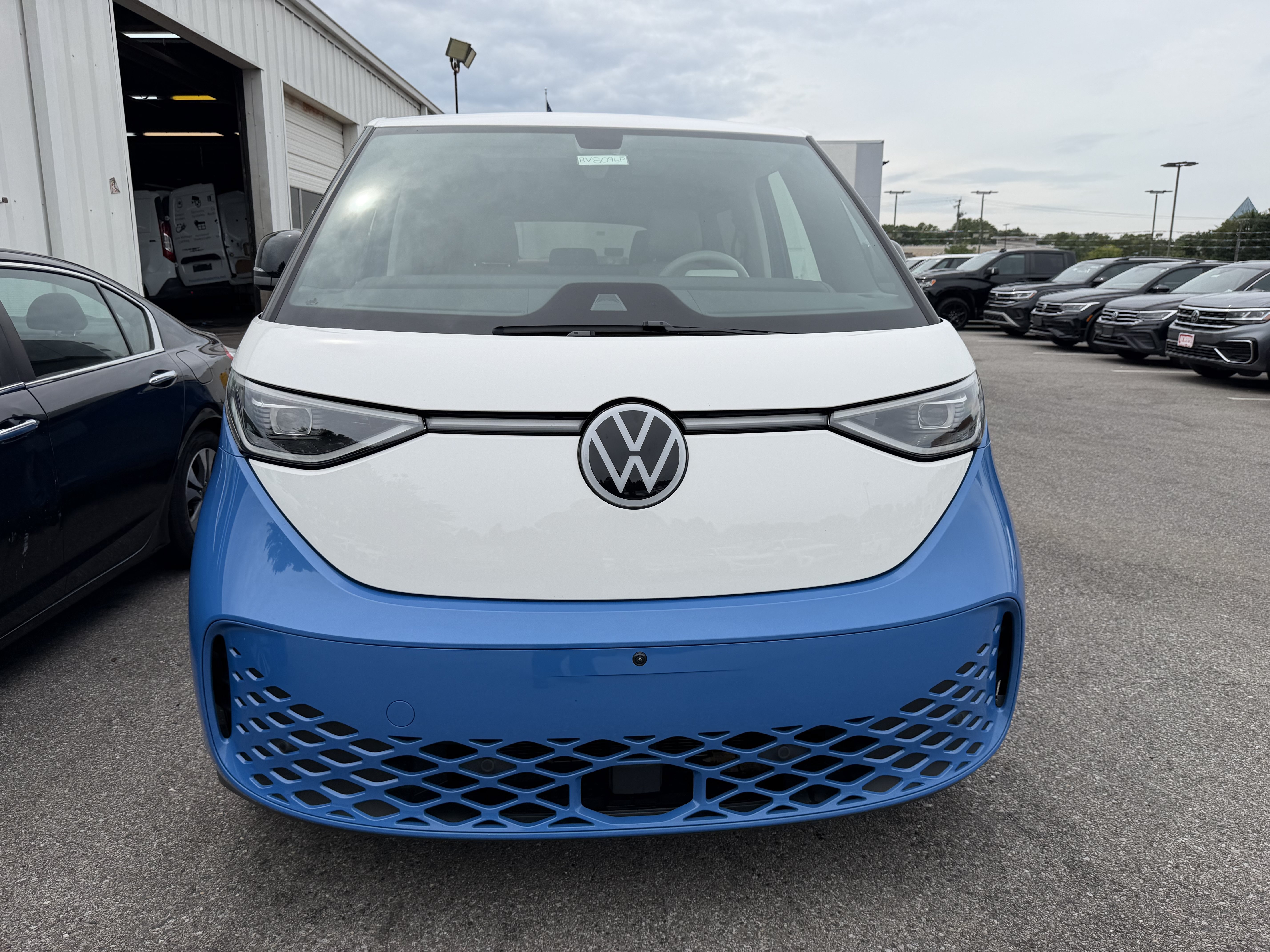Used 2025 Volkswagen ID. Buzz 1st Edition RWD image 47