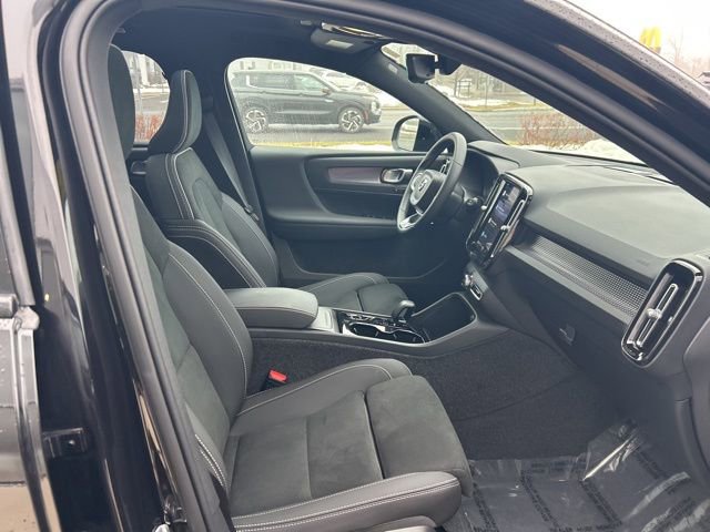 Certified 2025 Volvo XC40 B5 Plus image 15