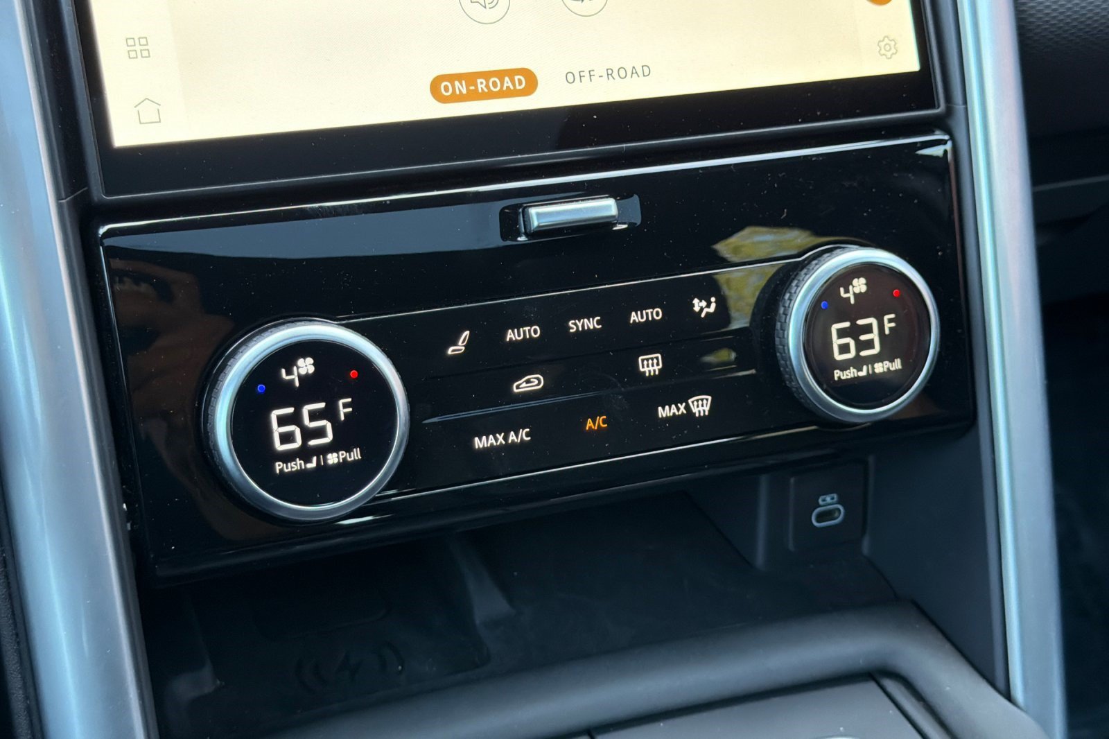 Certified 2025 Land Rover Discovery Dynamic SE AWD/4WD image 19