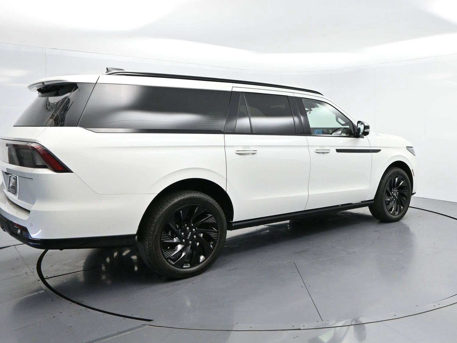 Used 2026 Lincoln Navigator L Reserve w/ Jet Appearance Package AWD/4WD image 7
