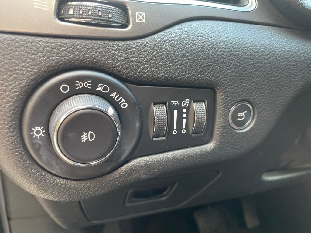 Used 2019 Jeep Cherokee Latitude Plus w/ Comfort/Convenience Group image 11