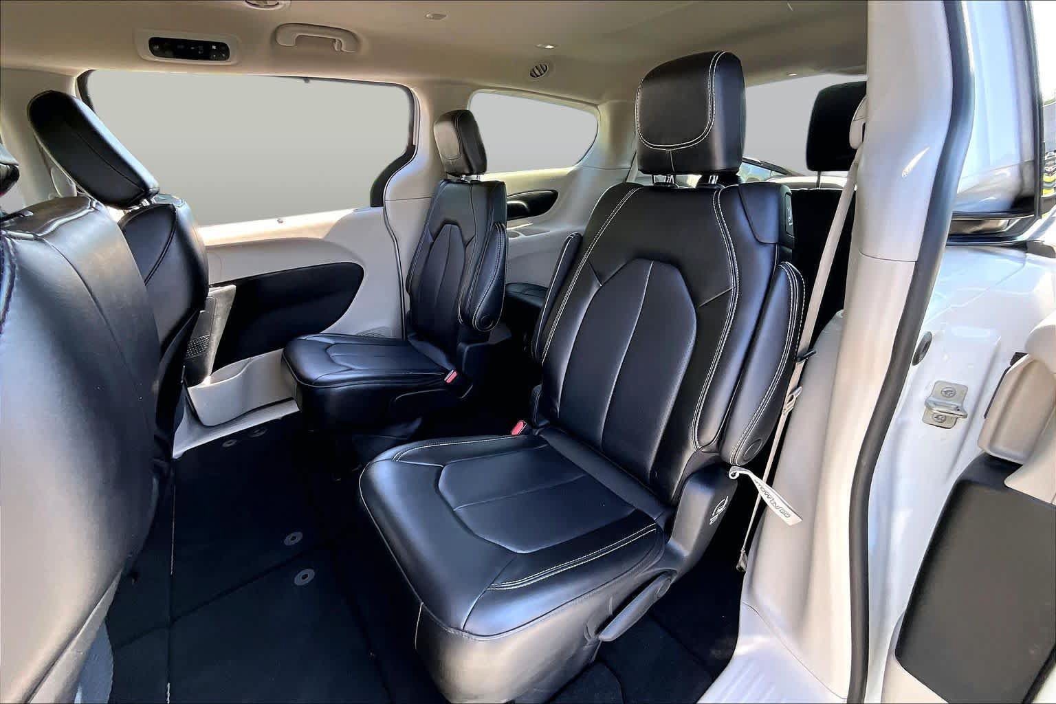 Used 2023 Chrysler Pacifica Touring-L FWD image 18