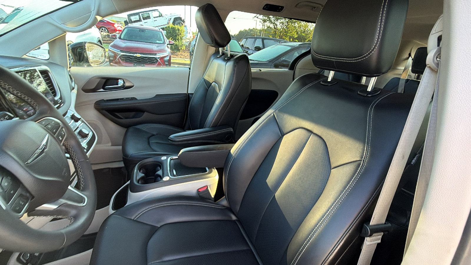 Used 2024 Chrysler Pacifica Touring-L FWD image 17
