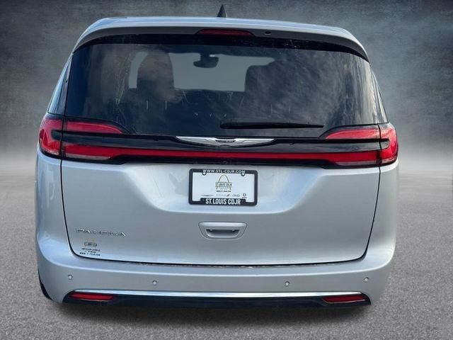 Used 2024 Chrysler Pacifica Touring-L FWD image 5