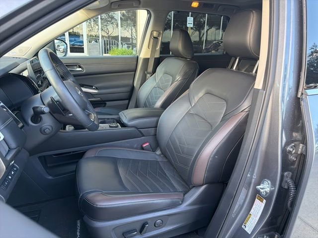 Used 2024 Nissan Pathfinder Platinum w/ Cargo Package image 7