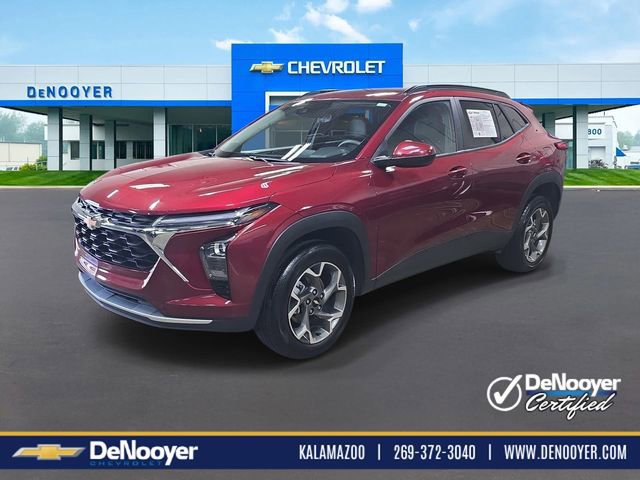 Used 2025 Chevrolet Trax LT FWD image 1