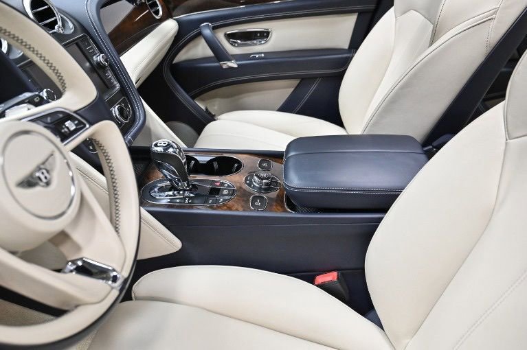 Used 2018 Bentley Bentayga image 19