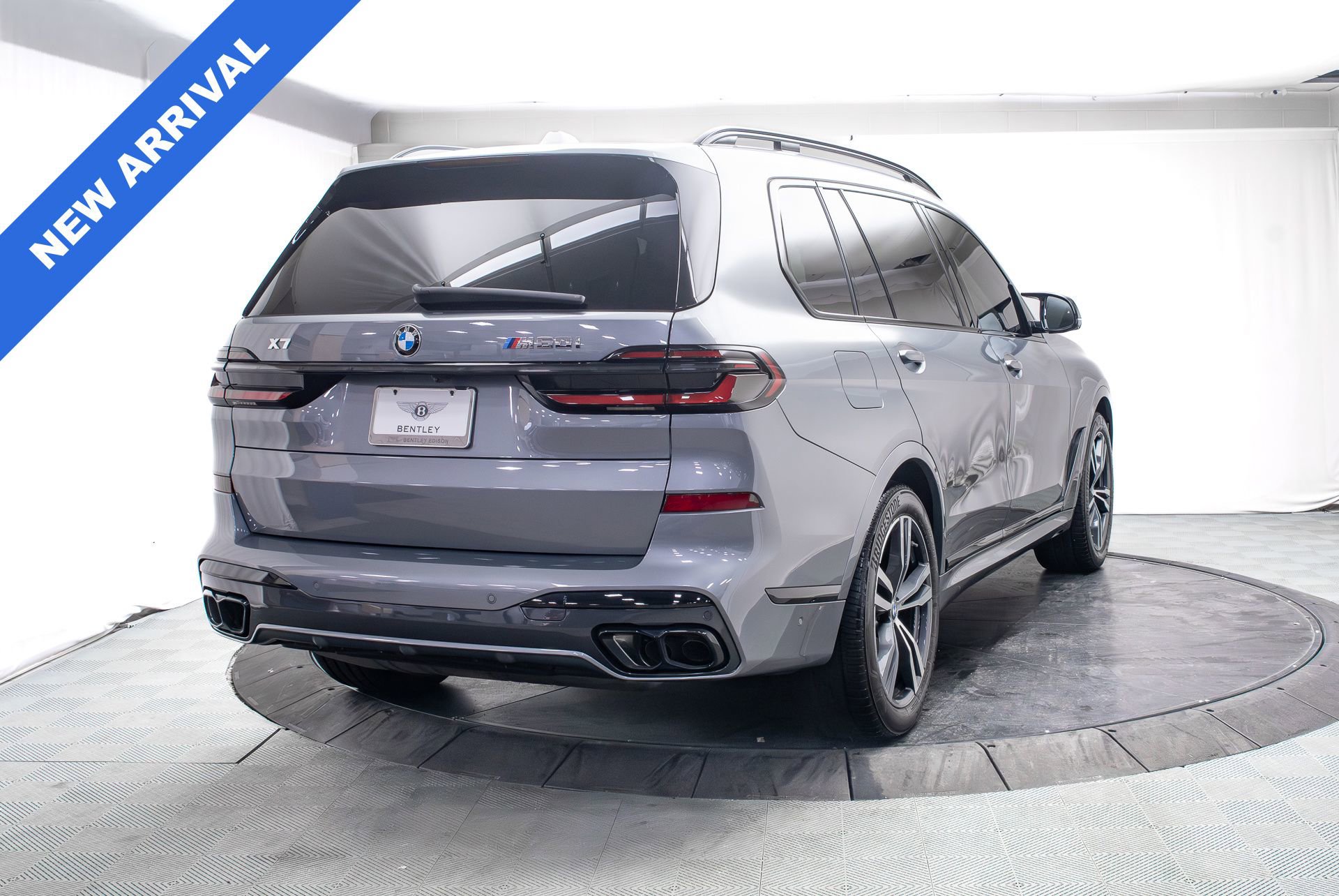 Used 2025 BMW X7 M60i w/ Executive Package image 3