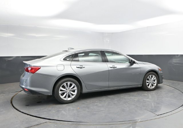 Used 2025 Chevrolet Malibu LT FWD image 2