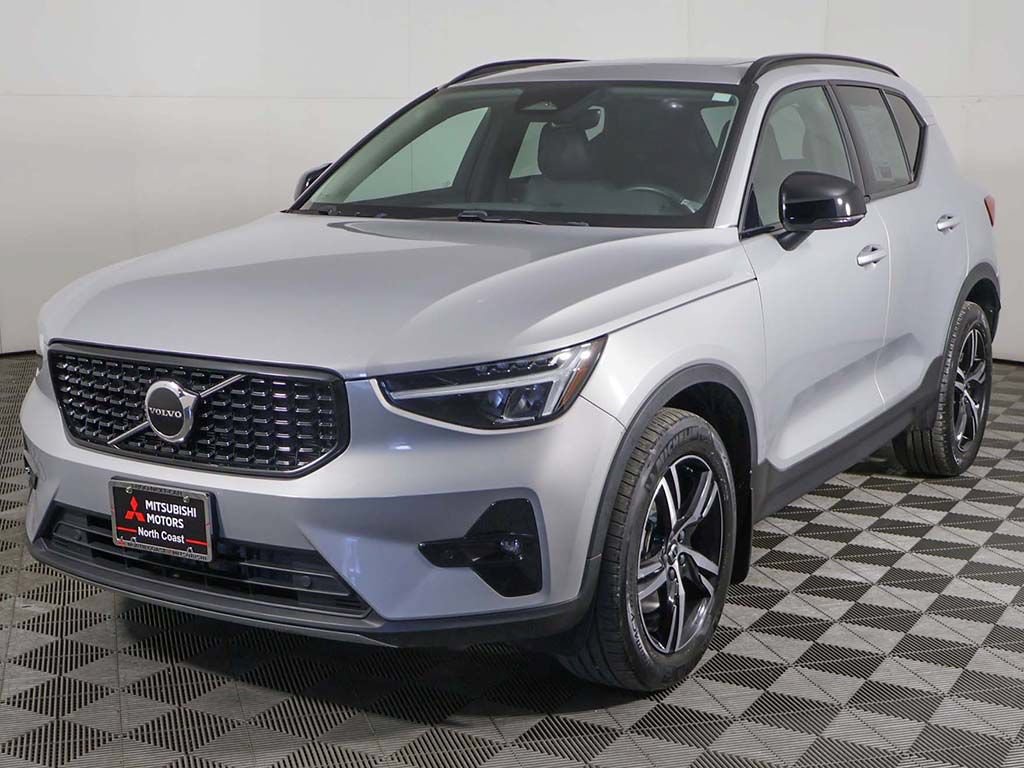 Used 2023 Volvo XC40 B5 Plus w/ Climate Package AWD/4WD image 9