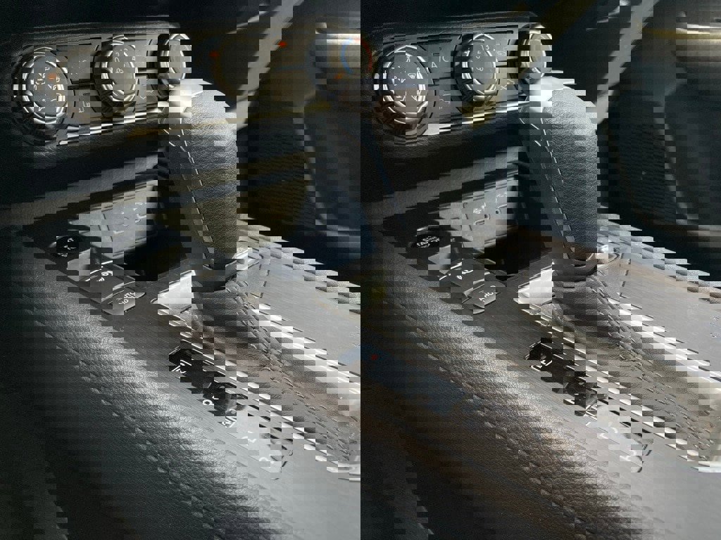 Used 2025 Nissan Kicks SV image 23