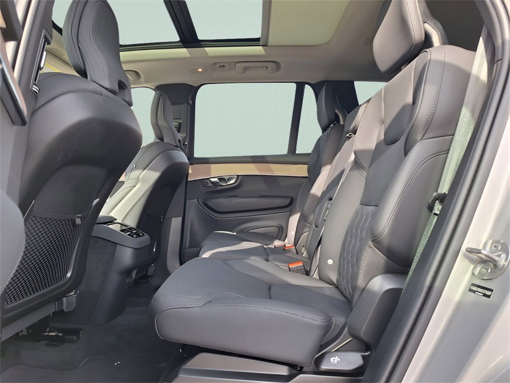 Used 2025 Volvo XC90 B6 Plus image 13
