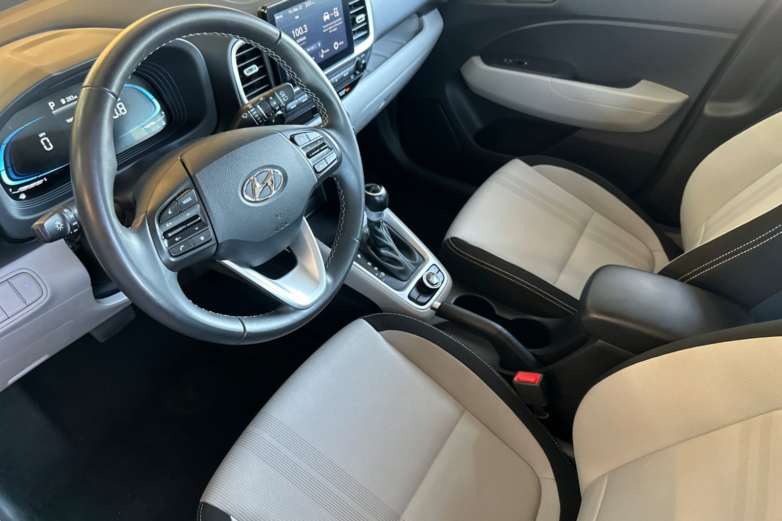 Certified 2025 Hyundai Venue SEL FWD image 10