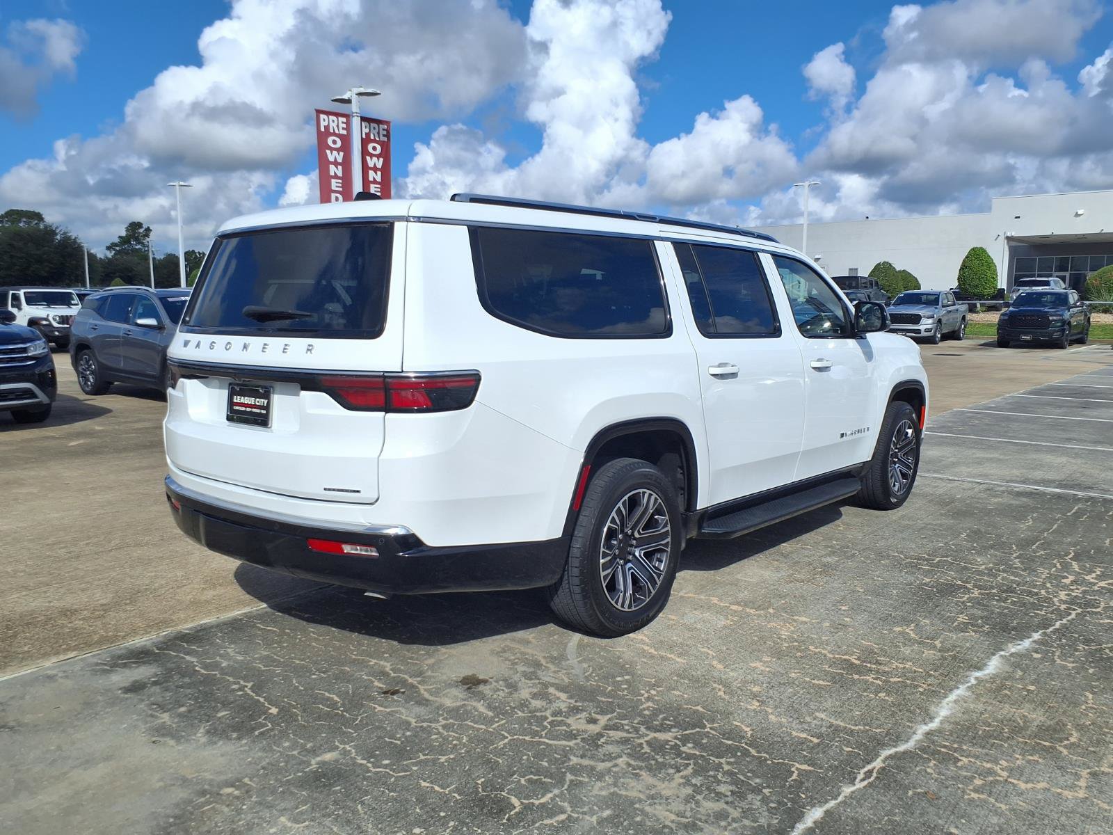 Used 2024 Jeep Wagoneer L Series II w/ Flexible Seating Group RWD image 2