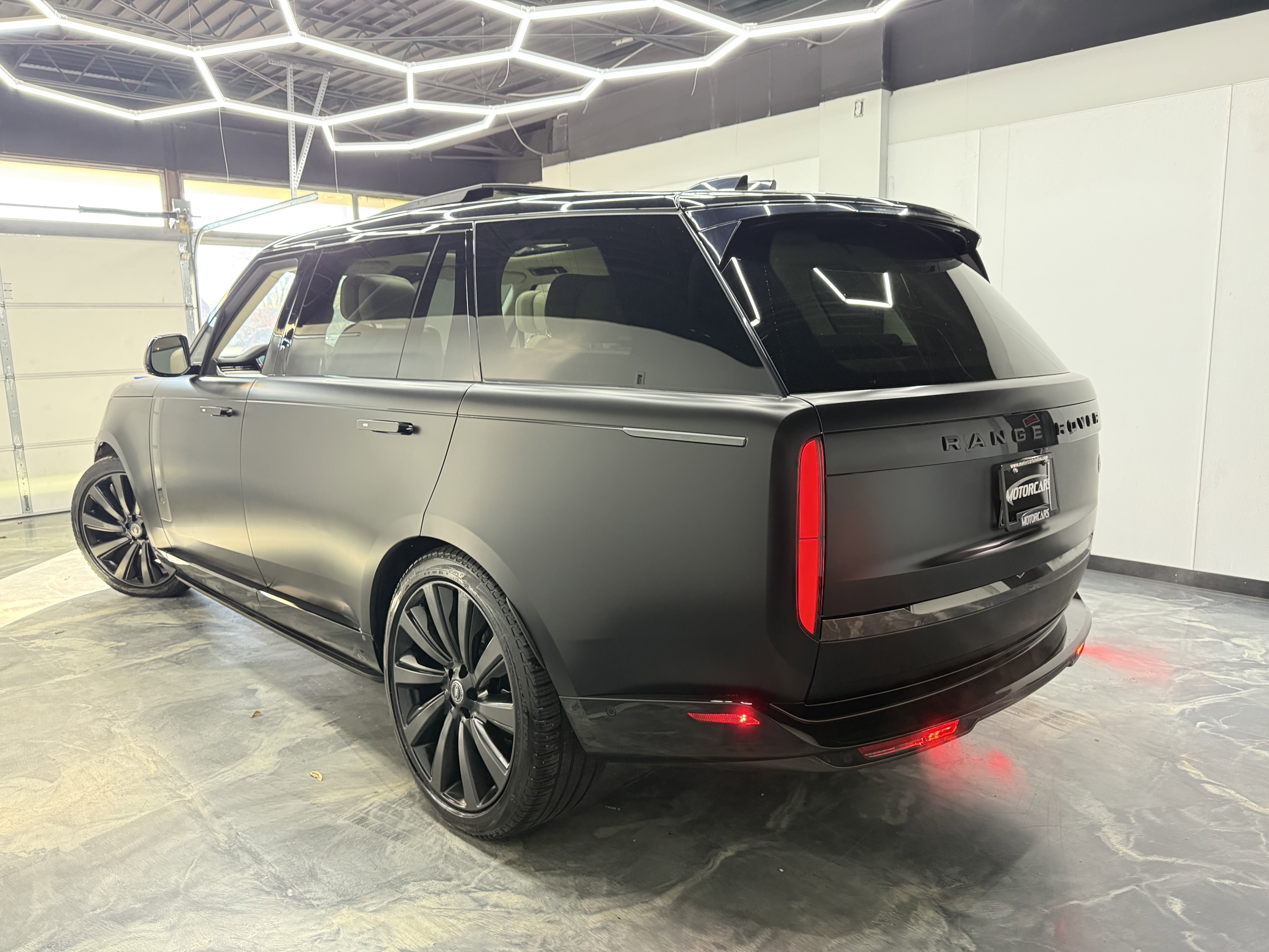 Used 2023 Land Rover Range Rover SV image 3