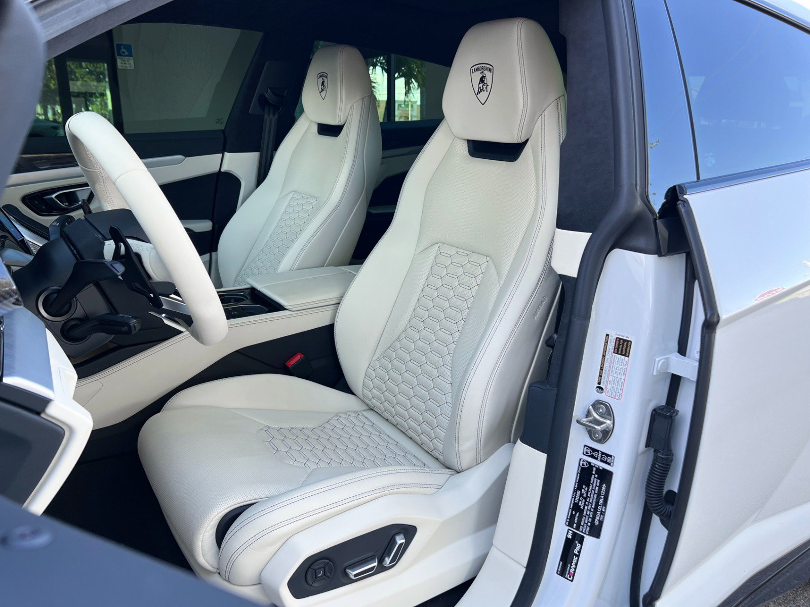 Used 2021 Lamborghini Urus AWD/4WD image 16