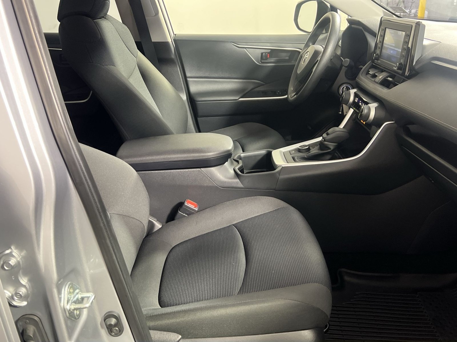 Used 2022 Toyota RAV4 LE AWD/4WD image 29