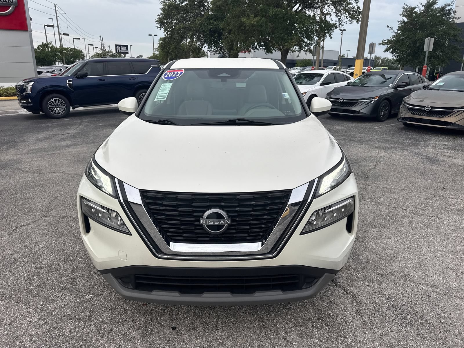 Used 2023 Nissan Rogue SV FWD image 3