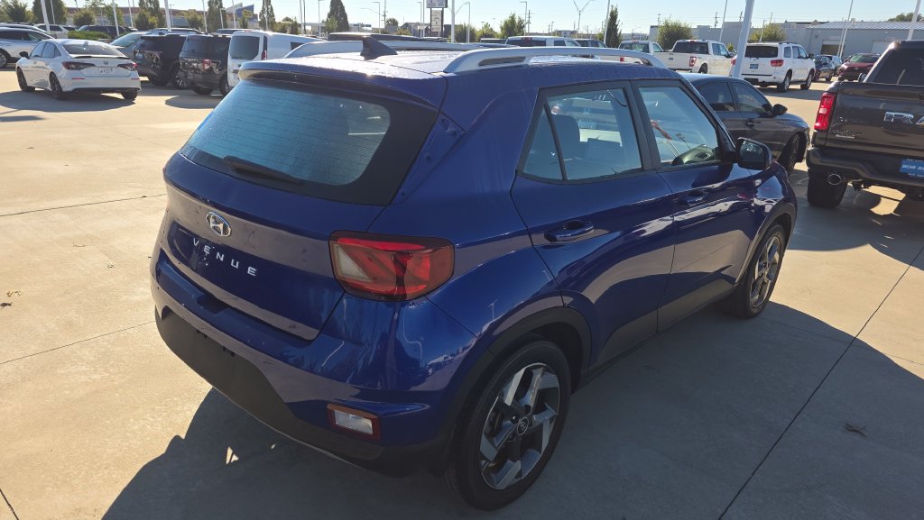 Used 2022 Hyundai Venue SEL FWD image 5