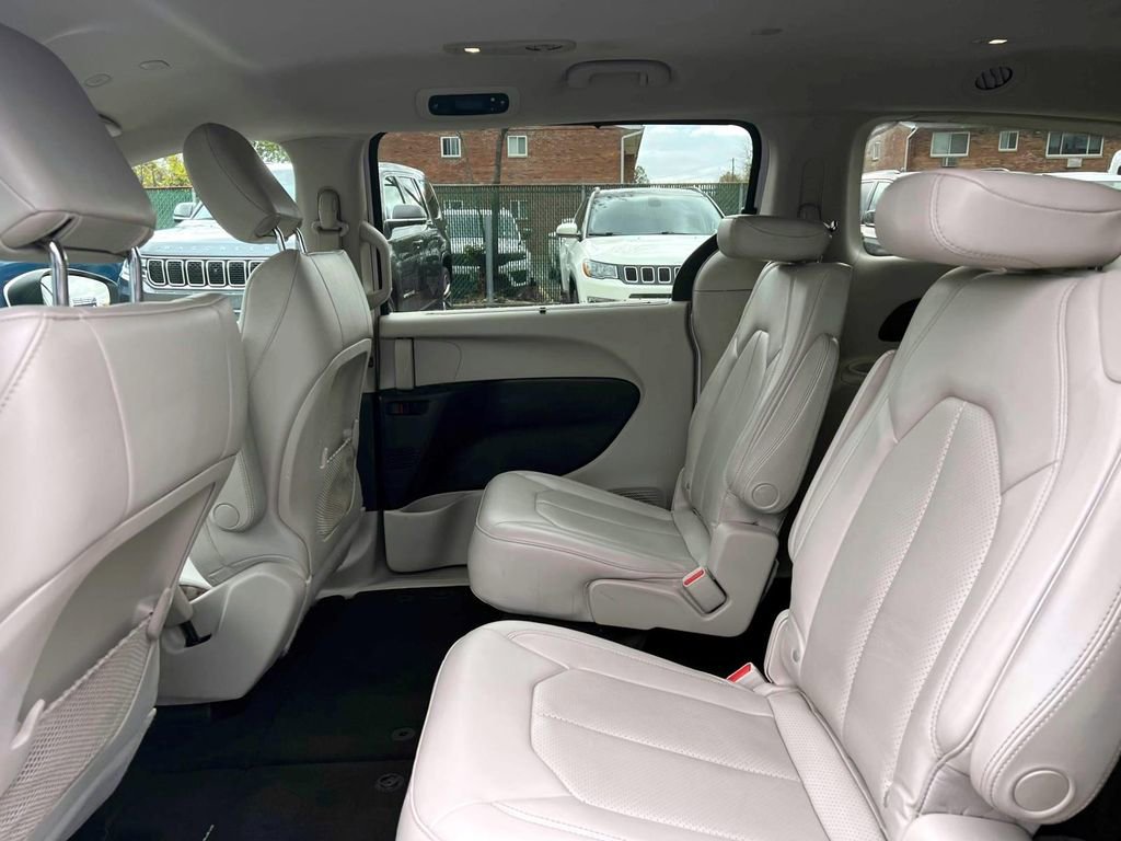 Certified 2021 Chrysler Voyager Lxi image 11
