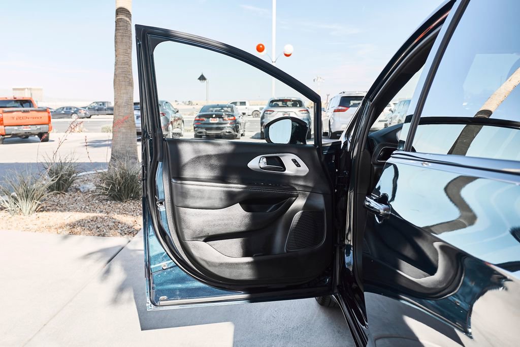 Used 2025 Chrysler Pacifica Limited FWD image 13