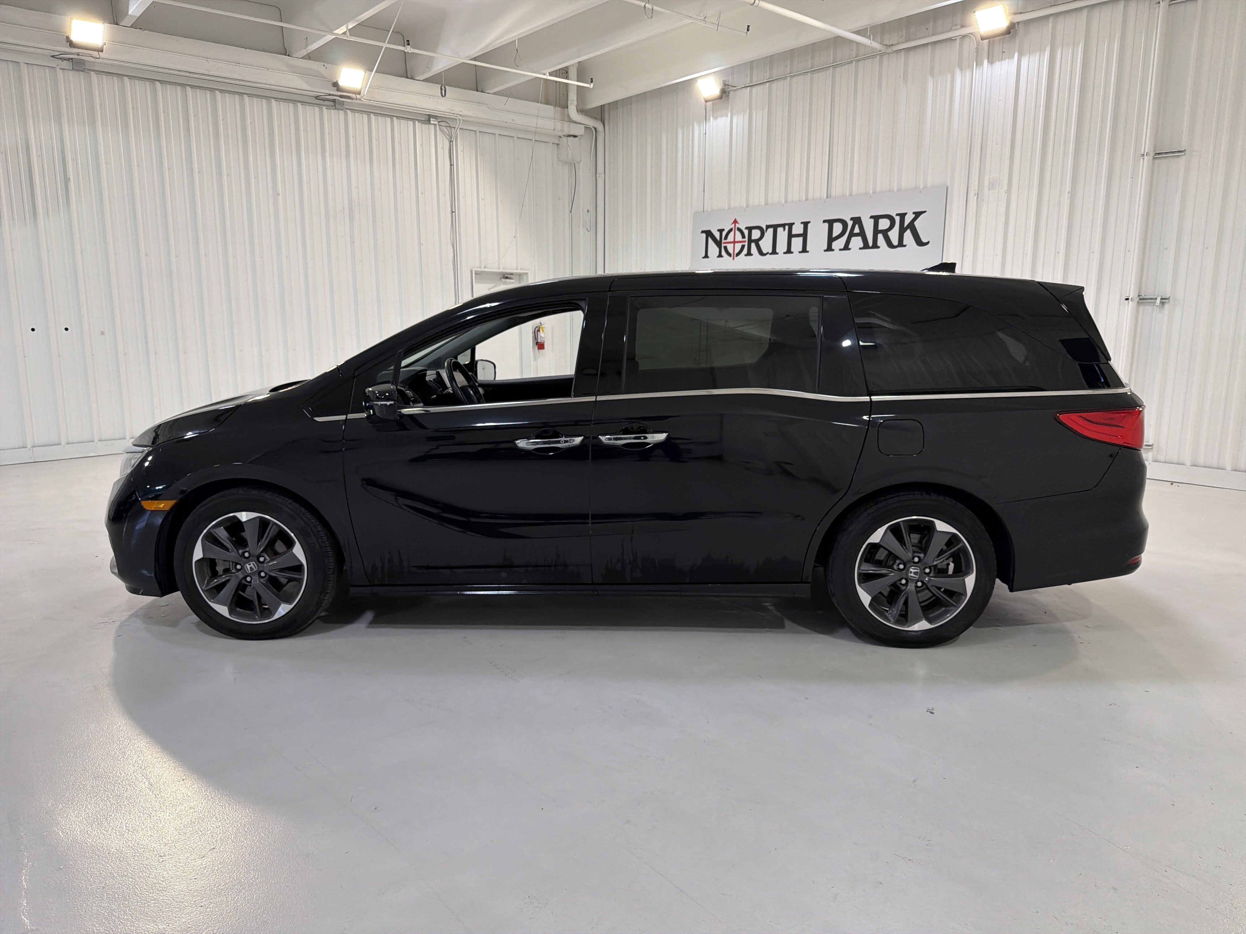 Used 2023 Honda Odyssey Elite image 2