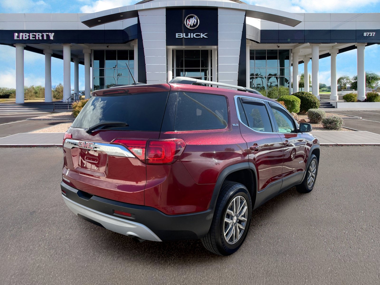 Used 2018 GMC Acadia SLE FWD image 2