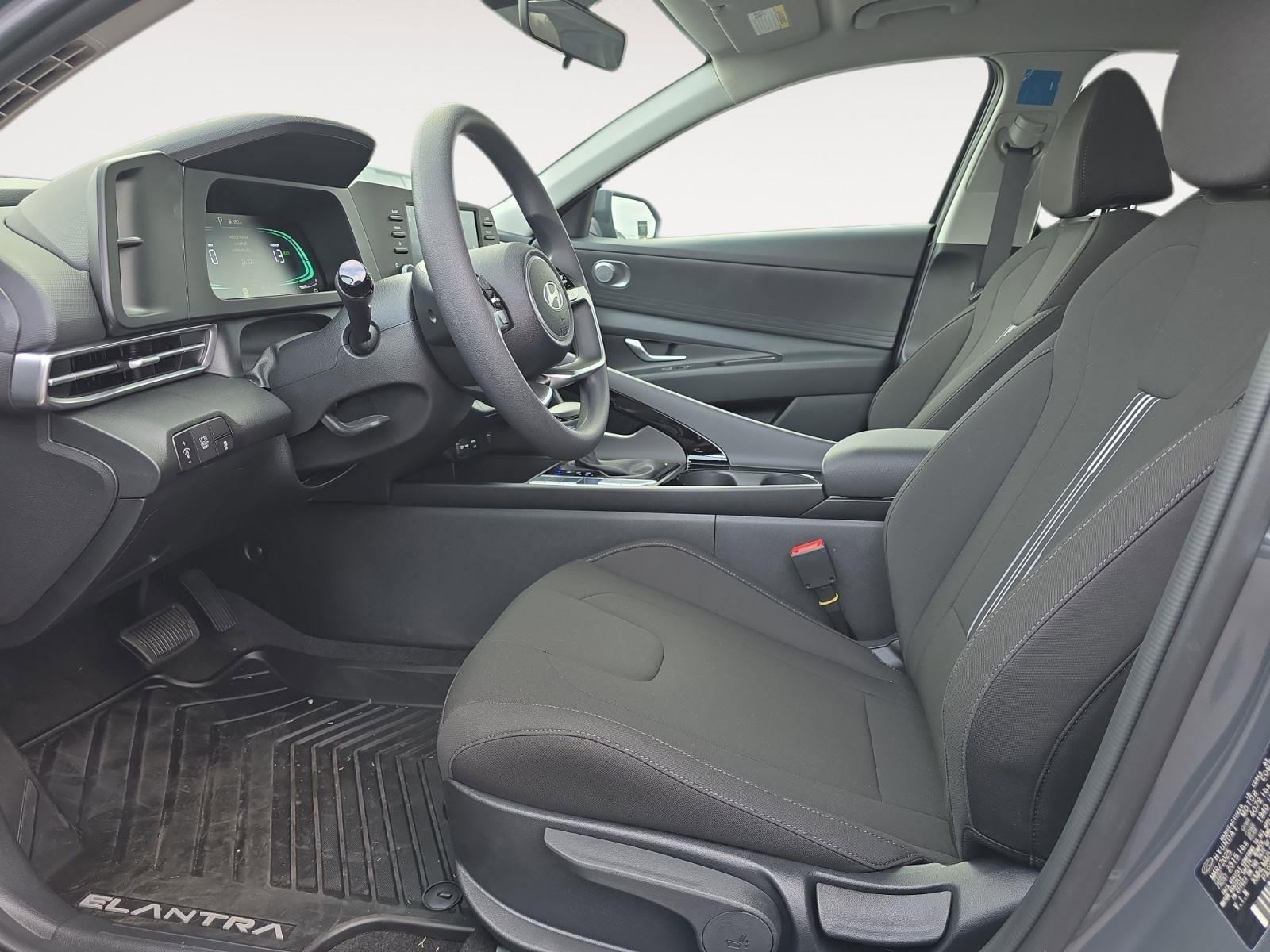 Used 2025 Hyundai Elantra Hybrid FWD image 10