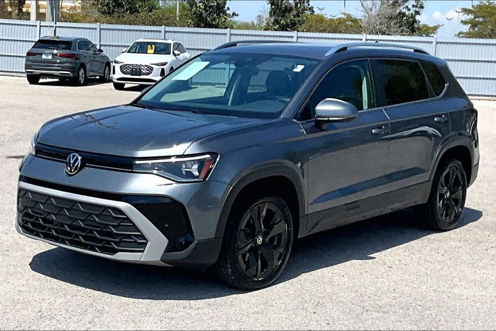 Certified 2025 Volkswagen Taos SE w/ Panoramic Sunroof Package image 9