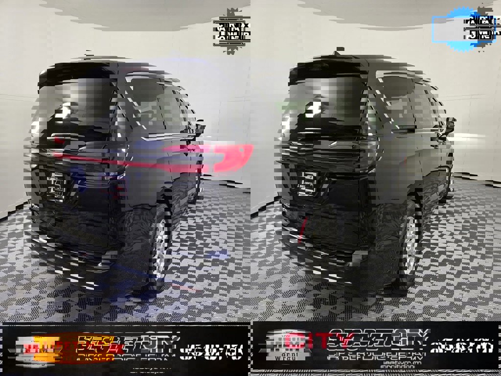 Used 2024 Chrysler Pacifica Touring-L image 7