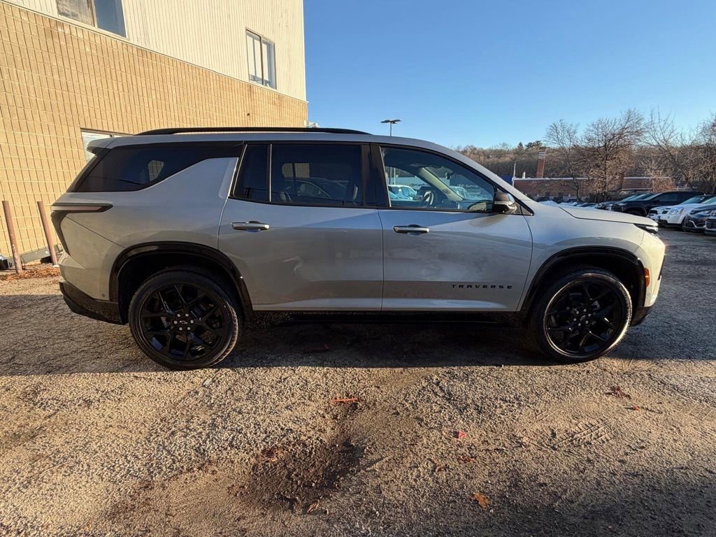 Used 2025 Chevrolet Traverse RS image 6