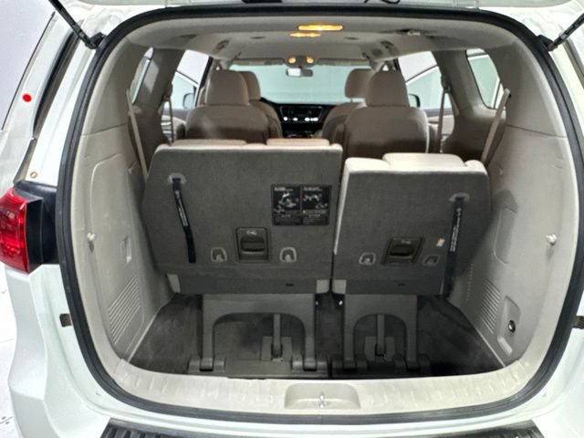 Used 2018 Kia Sedona L FWD image 26