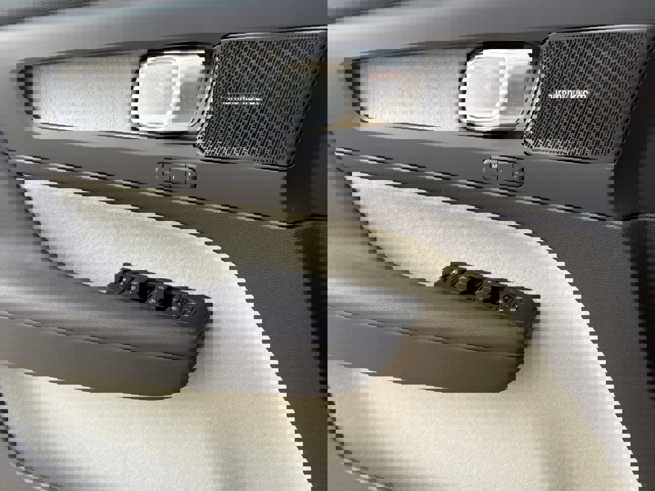 New 2026 Volvo XC40 B5 Ultra w/ Protection Package Premier image 15