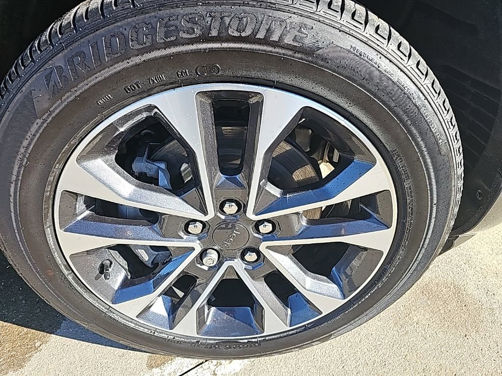 Used 2024 Jeep Grand Cherokee Overland image 2