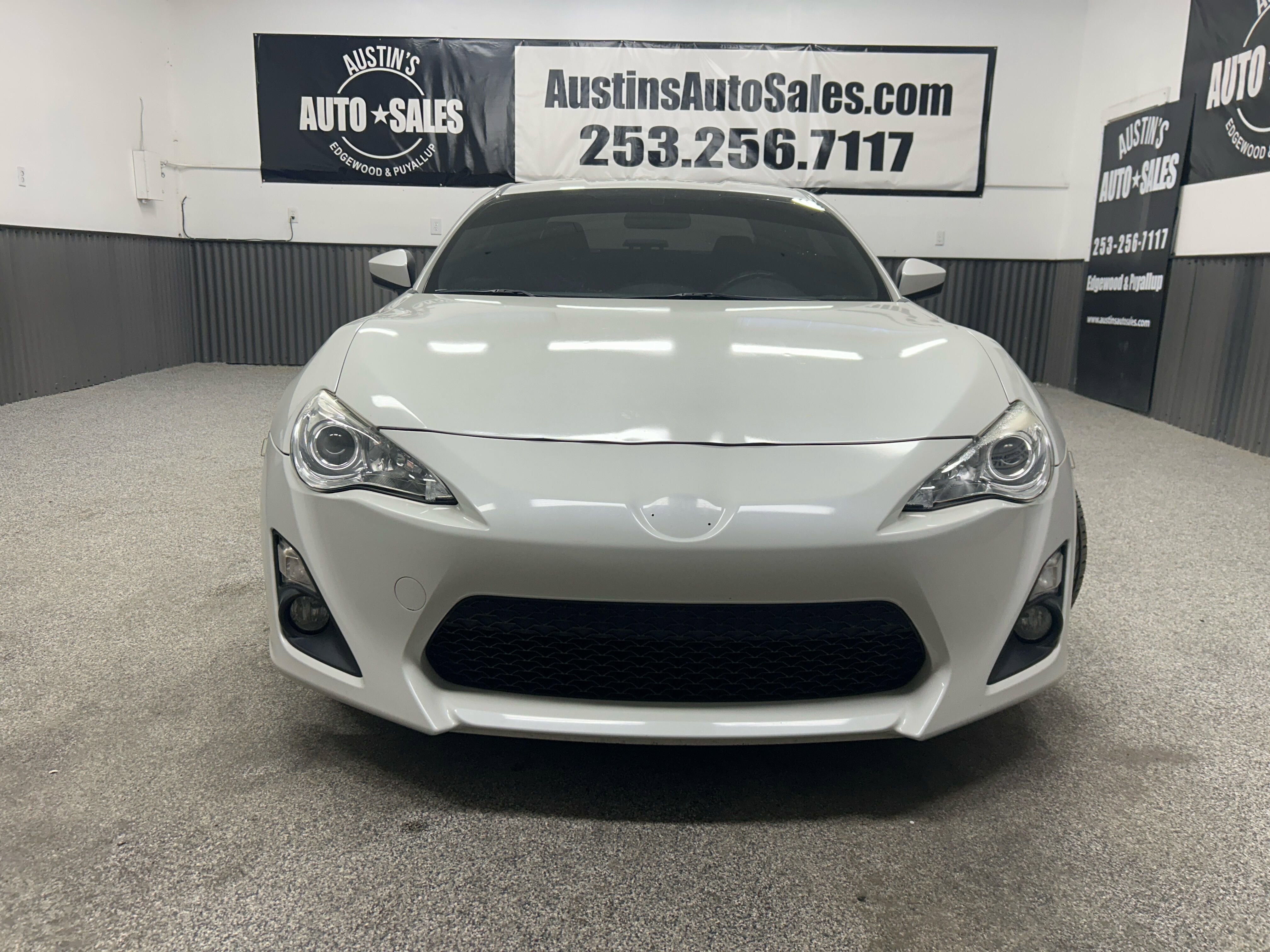 Used 2015 Scion FR-S image 2