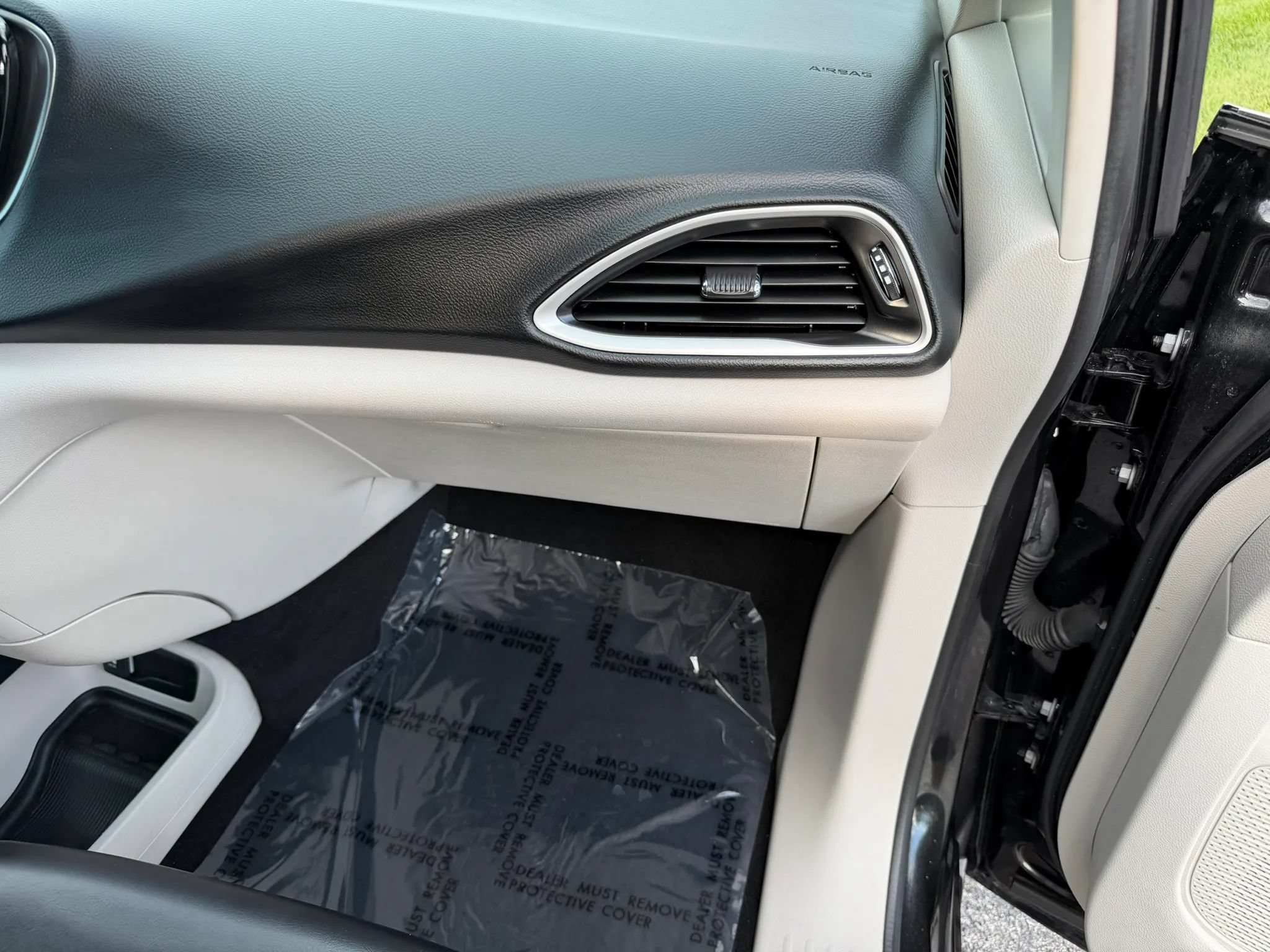 Used 2023 Chrysler Pacifica Touring-L FWD image 52