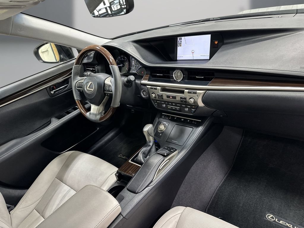 Used 2018 Lexus ES 350 w/ Luxury Package w/Wood Trim FWD image 16