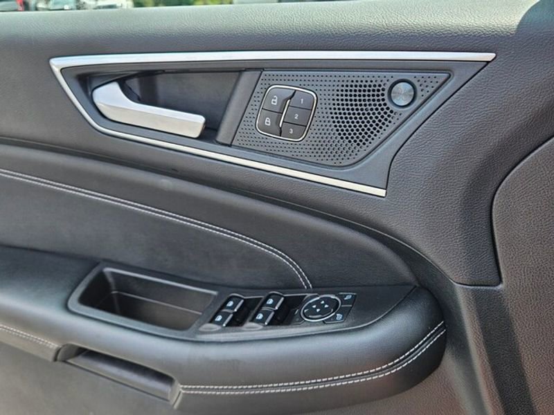 Used 2024 Ford Edge Titanium image 30