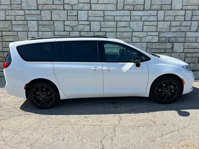 Used 2023 Chrysler Pacifica Limited w/ S Appearance Package AWD/4WD image 6