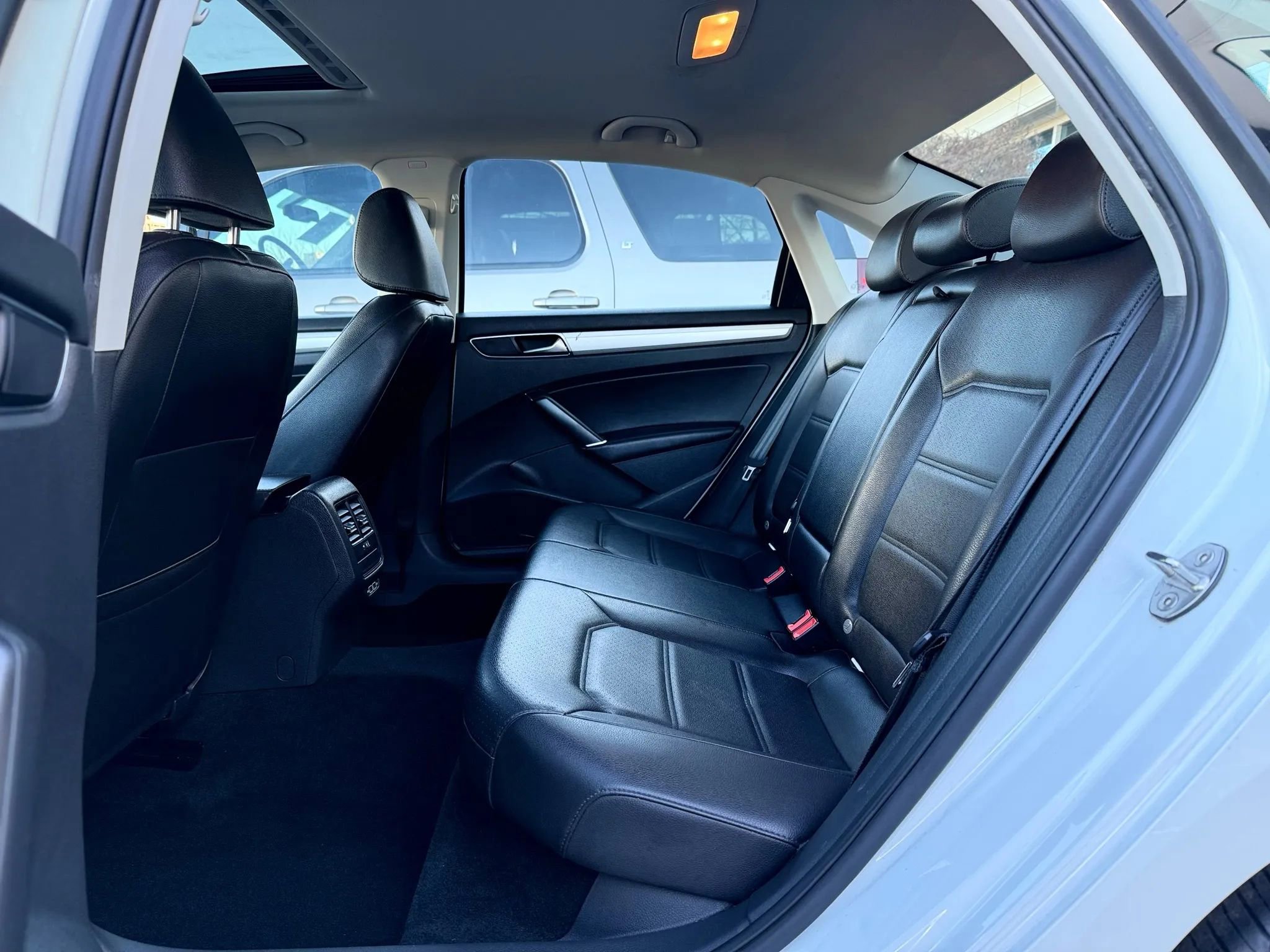 Used 2019 Volkswagen Passat 2.0T Wolfsburg w/ Wheels & Sunroof Package image 28