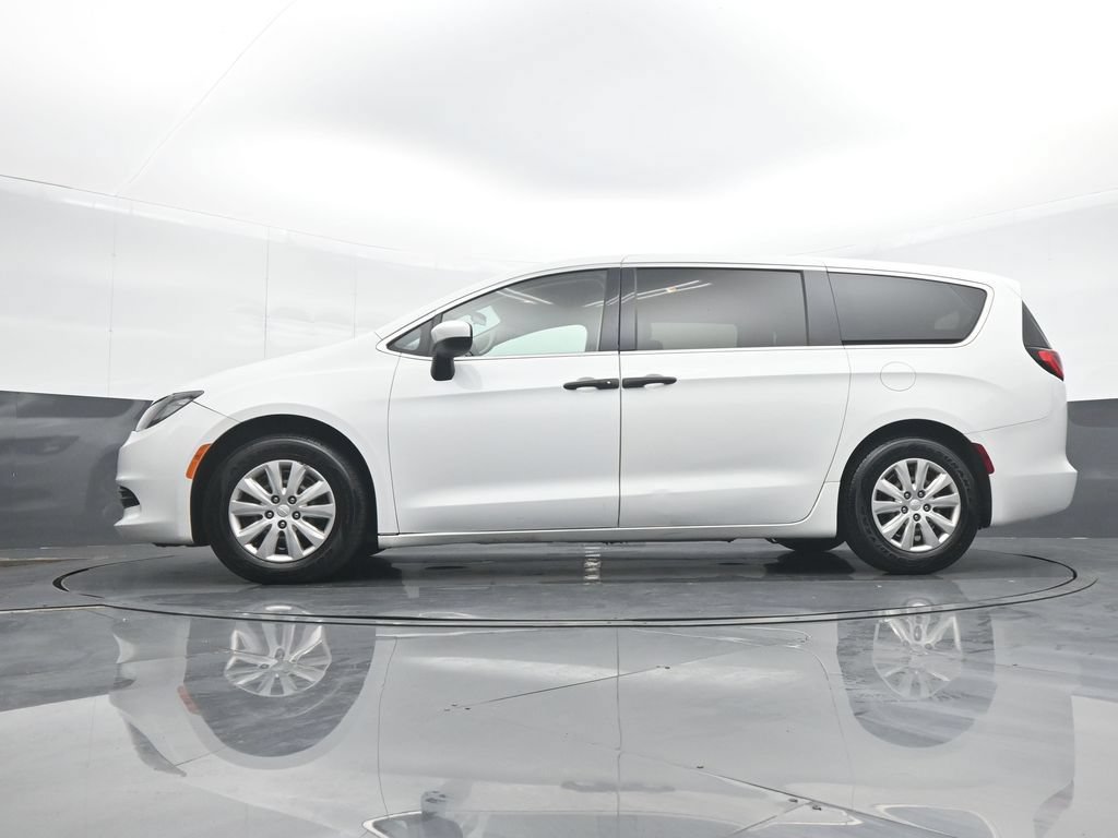 Used 2020 Chrysler Voyager L FWD image 28
