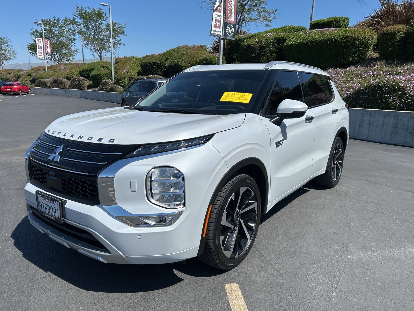 Used 2025 Mitsubishi Outlander SEL image 2