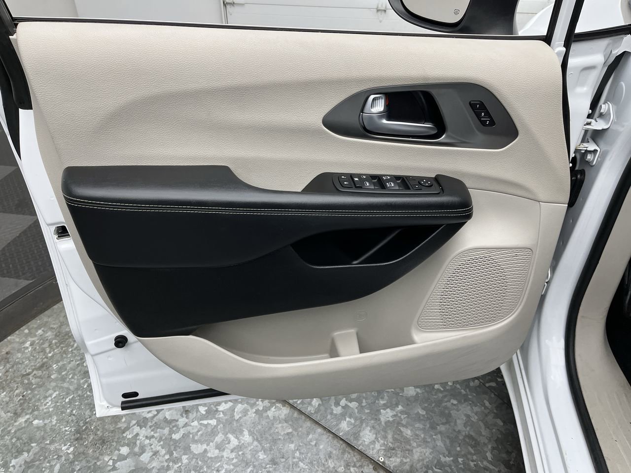 Used 2023 Chrysler Pacifica Touring-L FWD image 6