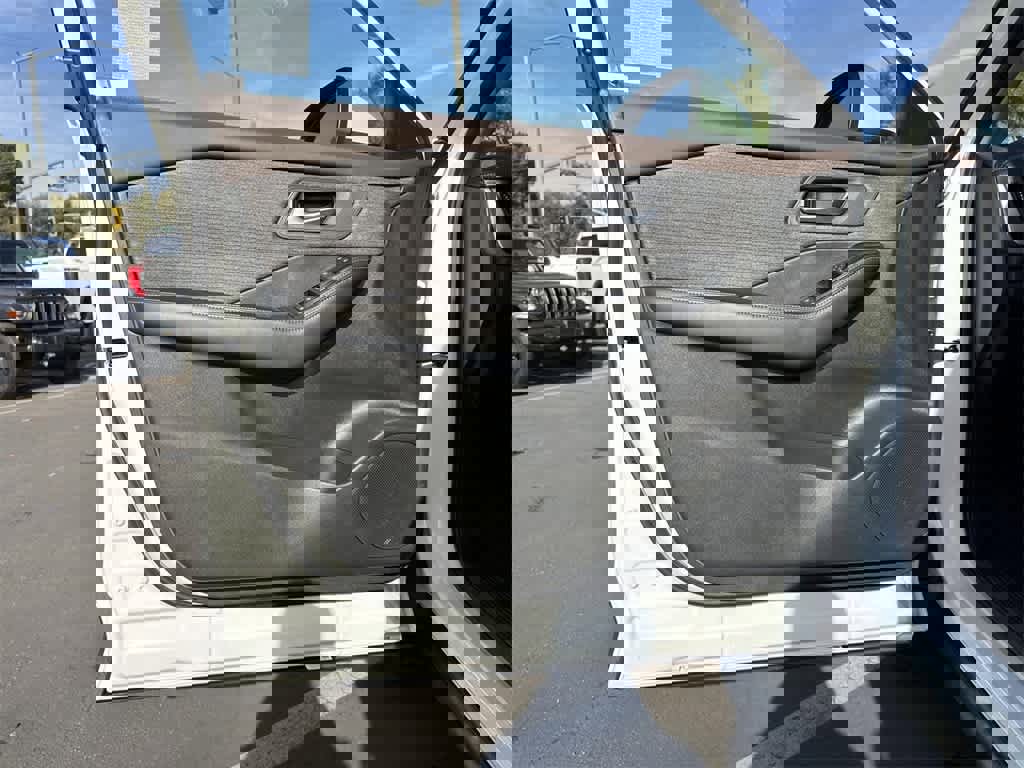 Used 2023 Nissan Rogue SV image 22