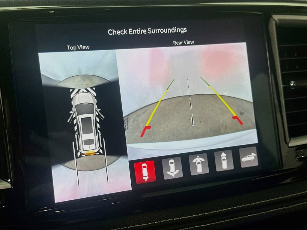 Used 2024 Chrysler Pacifica Premium FWD image 11